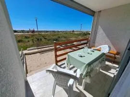 Appartement rénové 2024, face à la mer, parking privé, terrasse, idéal famille! - FR-1-326-620