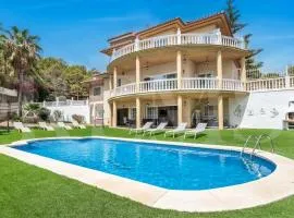 Grand villa with pool, BBQ & stunning view by REMS