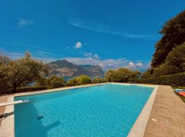 RESIDENCE BAY OF SILENCE - Lake View, Free Beach, Isle of Lake Iseo, hotel v destinaci Monte Isola