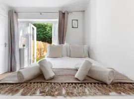 Cosy, Modern & Central Studio 1min from Train with Private Garden - The Kensal Suite