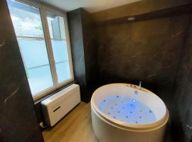 Suite Beaulieu 1 - Jacuzzi et Clim, hotel with hot tubs in Angoul&ecirc;me