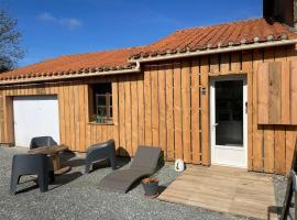 Gîte en bord de lac, hotel in Monsireigne