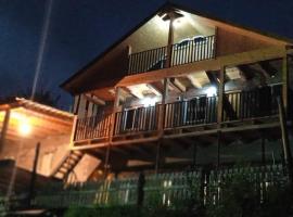 Elos Guesthouse，Iprari的有停車位的飯店