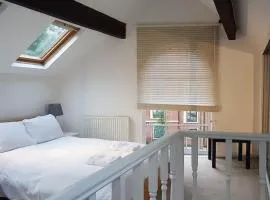 Charming cottage central Leeds close to LGI
