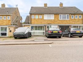Luton Airport House in Quiet and a very Pleasant Area, Near London Luton Airport, hotel v Lutonu