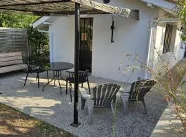 L'annexe des Cigales, à l'ombre des chênes lièges