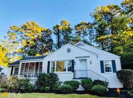 Classy utopian escape near Emory, hotel v destinaci Decatur