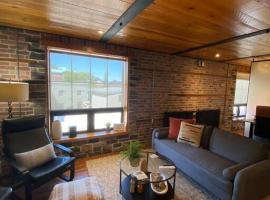 The Lofts #3 - Cozy downtown studio getaway，位于金斯顿的酒店