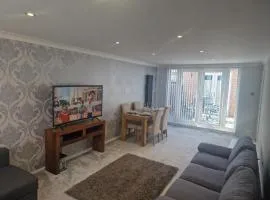Stylish & Modern 2 Bed House With Free Parking Leeds