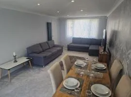 Stylish & Modern 2 Bed House With Free Parking Leeds