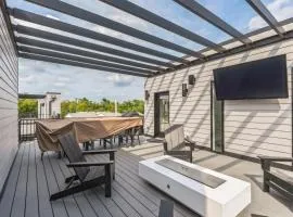 New Modern Townhome with Rooftop Patio townhouse