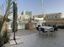 The Yacht Apartment in Herzlia, hotel with hot tubs in Herzliyya B