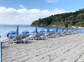 Le Lavandou Pramousquier Villa Entière Plage Accès Direct et Piscine Collective ouverte du 1er mai au 30 septembre Clim Wifi, hotel v destinaci Le Rayol-Canadel-sur-Mer