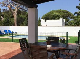 Casa Rural Elena Roche Viejo solo familias y parejas, hotel en Roche