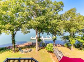 Blue Ridge Lake Townhome about 7 Mi to Scenic Railway!, hotel v destinaci Morganton