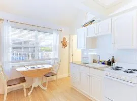 Newly Remodeled Apt! Key-West Victorian with beach access, to Siesta Key Beach!