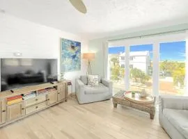 Oceanview, in Village, 20-steps to Path of Best Beach, Tiki-Bar, Free Bikes and Paddle-boards!