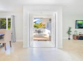 Casa Tranquila - Private Patios, Beach, Village, 100 steps to Best Views on Siesta Key!
