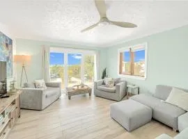Oceanview Penthouse, in VIllage, 30-steps to Best Beach, Tiki-Bar, Free Bikes and Paddle-boards!