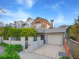 Family 3BR 2-level Home at Central Chatswood, hotel a Sydney