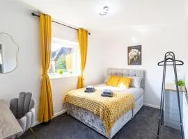 Open Mind Property - 4 Beds 2 Bathrooms & Parking