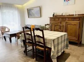 Bright airy family style 7 min walk to beach