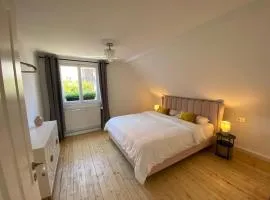 3 Bed Cottage - Sleeps 6 - Parking - Wifi