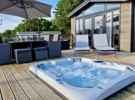 Rolo's Lakeside Lodge With Hot Tub & Hi-Speed Wifi