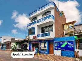Apartamento en San Cristóbal con 2 habitaciones, 6 camas, sala, comedor, cocina, balcón privado, terraza con vista al mar, lavadora, internet satelital, cerca de bares y restaurantes - Sol y Mar, Galápagos Home