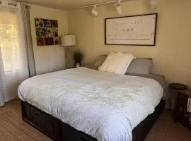 Benbow guesthouse with private bathroom and salt pool-pet friendly