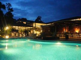 Inika，Ponnampet的附設泳池的飯店