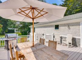 Coastal-Modern Home Less Than 3 Mi to Charlestown Beach!، كوخ في ساوث كينغستاون