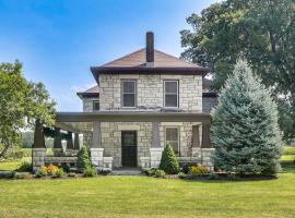 Pet-Friendly Home Grill and Fire Pit in Manhattan、マンハッタンのヴィラ