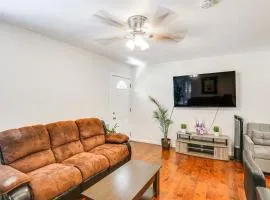 5 Mi to Coast Centrally Located Long Beach Home!
