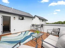 Adam's Downtown Retreat with 2 Rooftop Patios (1012/1014 Franklin)