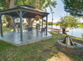 Riverfront Resort Cabin about 21 Mi to Crater Lake!, pet-friendly hotel in Chiloquin