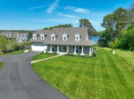 Luxury Waterfront Home w Heated Pool and Hot Tub โรงแรมในยาร์มัธ