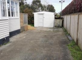2 Double Beds including 1 Sofa Bed Garden Chalet, 14 Phyllis St, Mt Albert, Auckland, hotel a Auckland