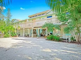 Newly Remodeled Apt! Key-West Victorian with beach access, to Siesta Key Beach!