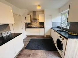 3 Bedroom Modern House in Luton LU4 0TY - Amazon Prime - No Party