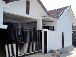 Homestay Black&White, hotel v destinaci Sangkanurip