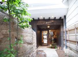 ワインとお宿千歳Chitose, hotel na praia em Monju