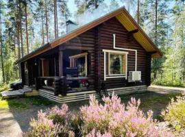 Uniikki lomamökki mäntymetsässä järven edustalla, Hotel in Pihtikoski