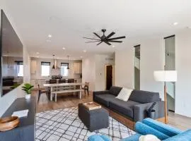 New Modern Townhome with Rooftop Patio townhouse