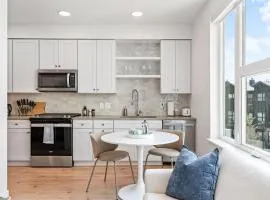 Downtown Luxury 1BD- Poo Spa Bowl Golf Gym Parkng