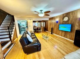 LGA airport 3 mins, 3 BR Duplex House, Parking and private backyard, 9mins subway!, hotel di East Elmhurst