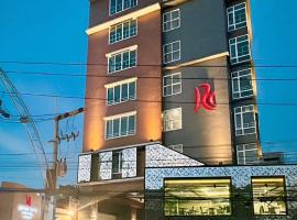 โรงแรมริเวอร์ ซิตี้ ปัตตานี，Ban Ru Sa Mi Lae的有停車位的飯店