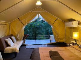 บ้านชมจันทร์ บ้านสวนสราญชล, camping de luxo em Ban Nong Bo