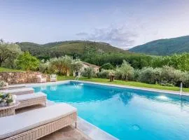 Citrus Charm Farmhouse, a Country Villa with Pool