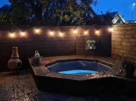 Luxury Villa, geothermal hot tub, for 8 person